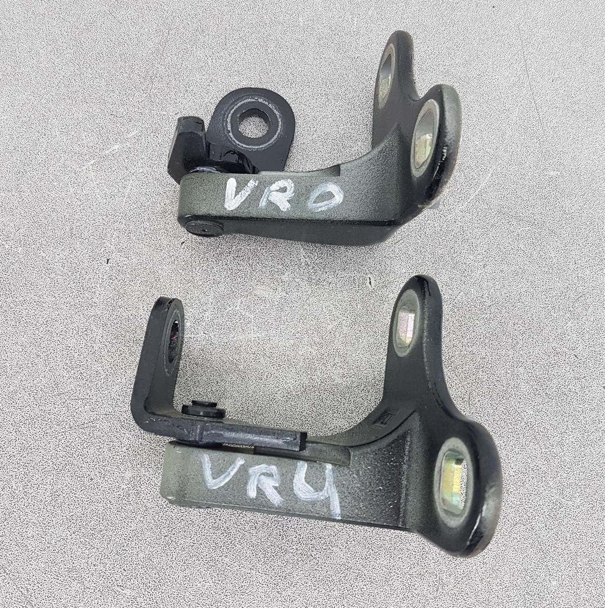 Tesla Model Y Satz T&uuml;rscharniere vorn rechts Bj2022 in PBSB schwarz solid black
