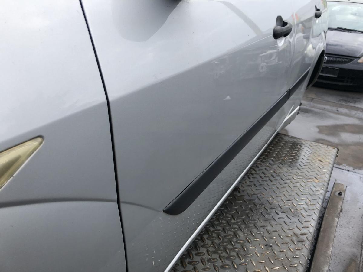 Ford Focus DNW original Tür vorn links Fahrer Polarsilber Bj 2001