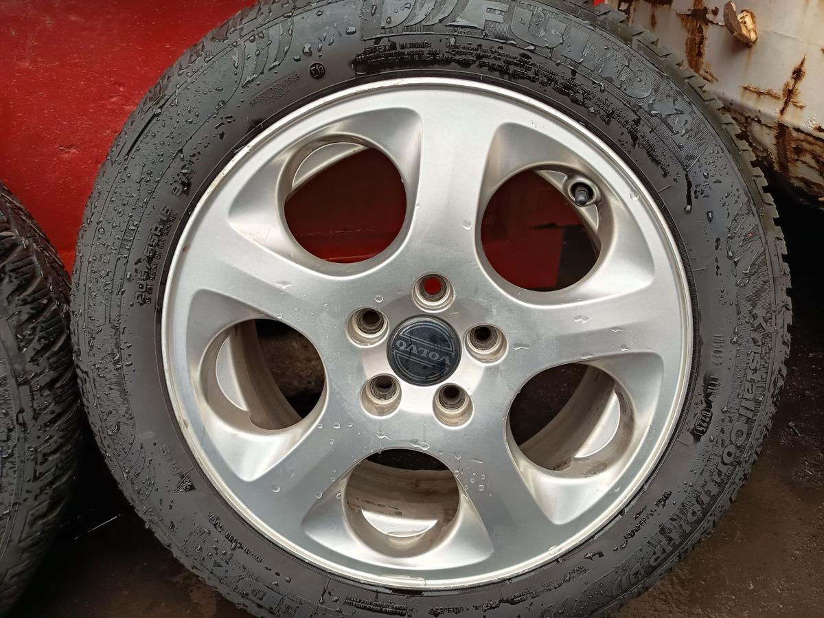 Volvo V70 II original Satz Alufelgen 6,5x16x43 mit Winterreifen DOT 23 Bj 2005