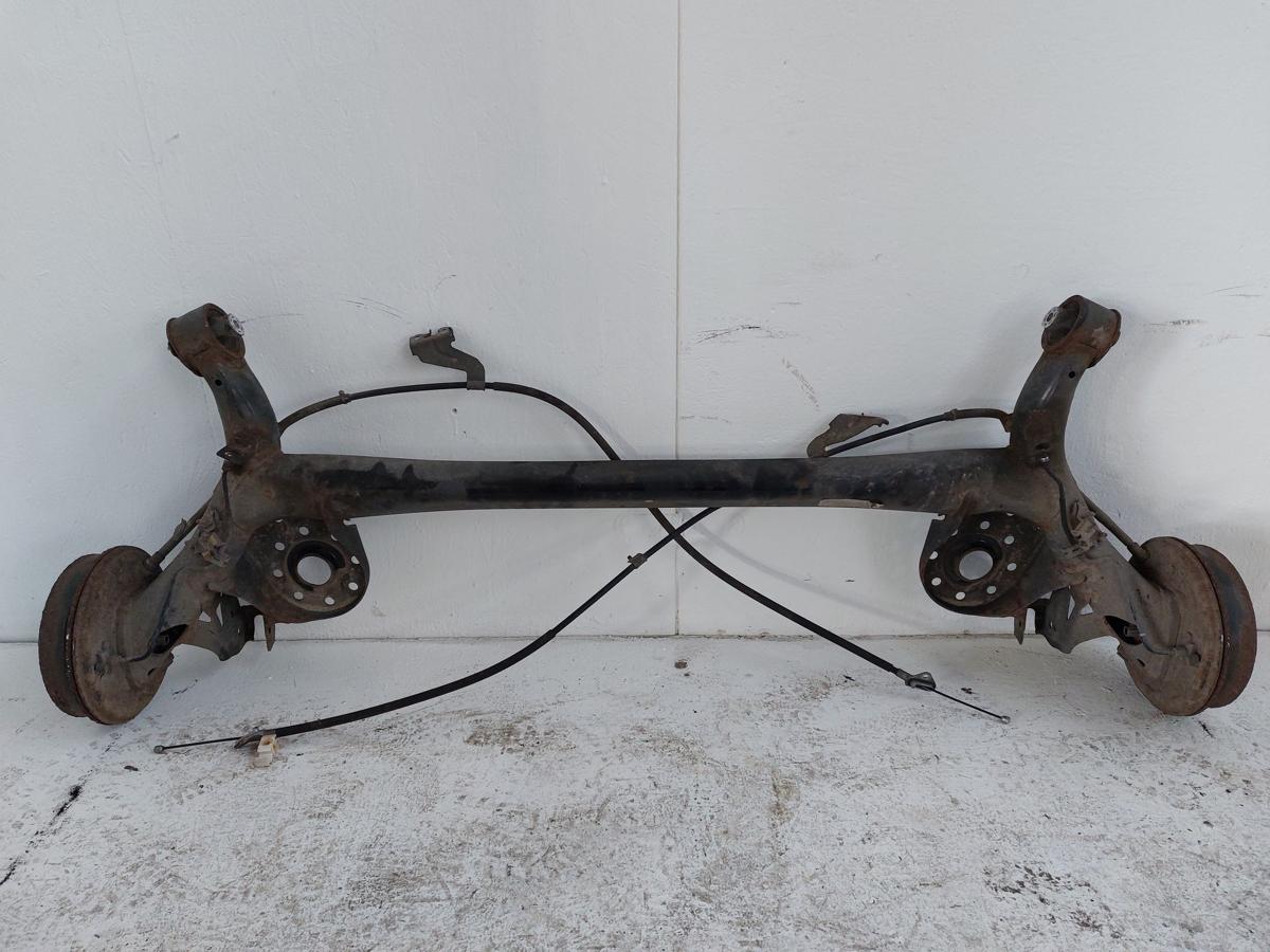 Toyota Yaris XP13 Hinterachse Achse hinten Achsk&ouml;rper mit Trommelbremse und ABS