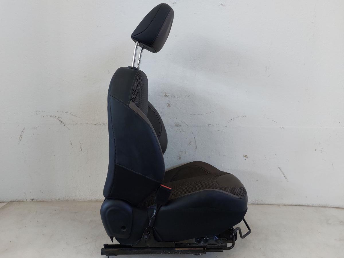 Peugeot 2008 I CU Sitz vorn links Fahrersitz Kunstleder Stoff braun Heizung