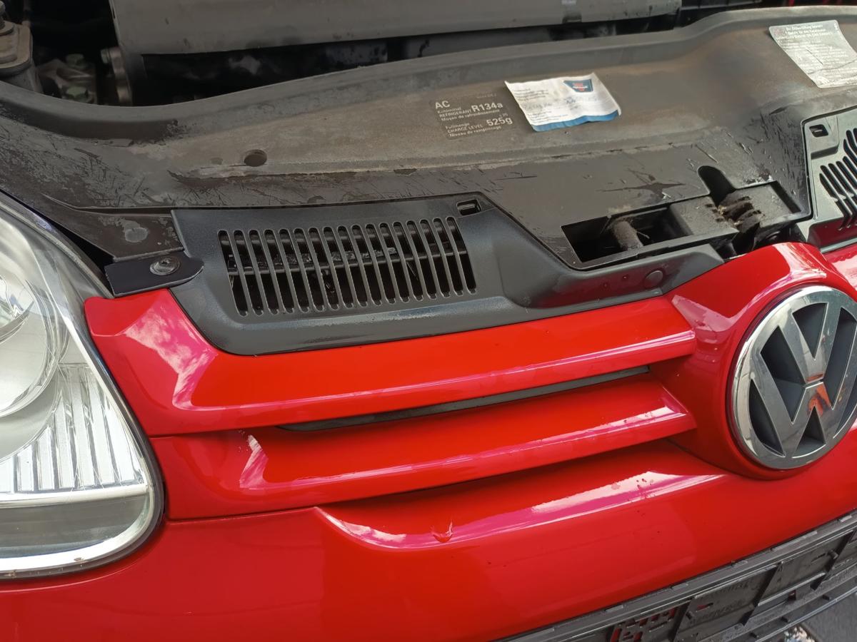 VW Golf V 5 original Kühlergrill Grill mit Emblem LY3D Tornadorot Bj 2004 VW Golf V 5 original Kühlergrill Grill mit Emblem LY3D Tornadorot Bj 2004