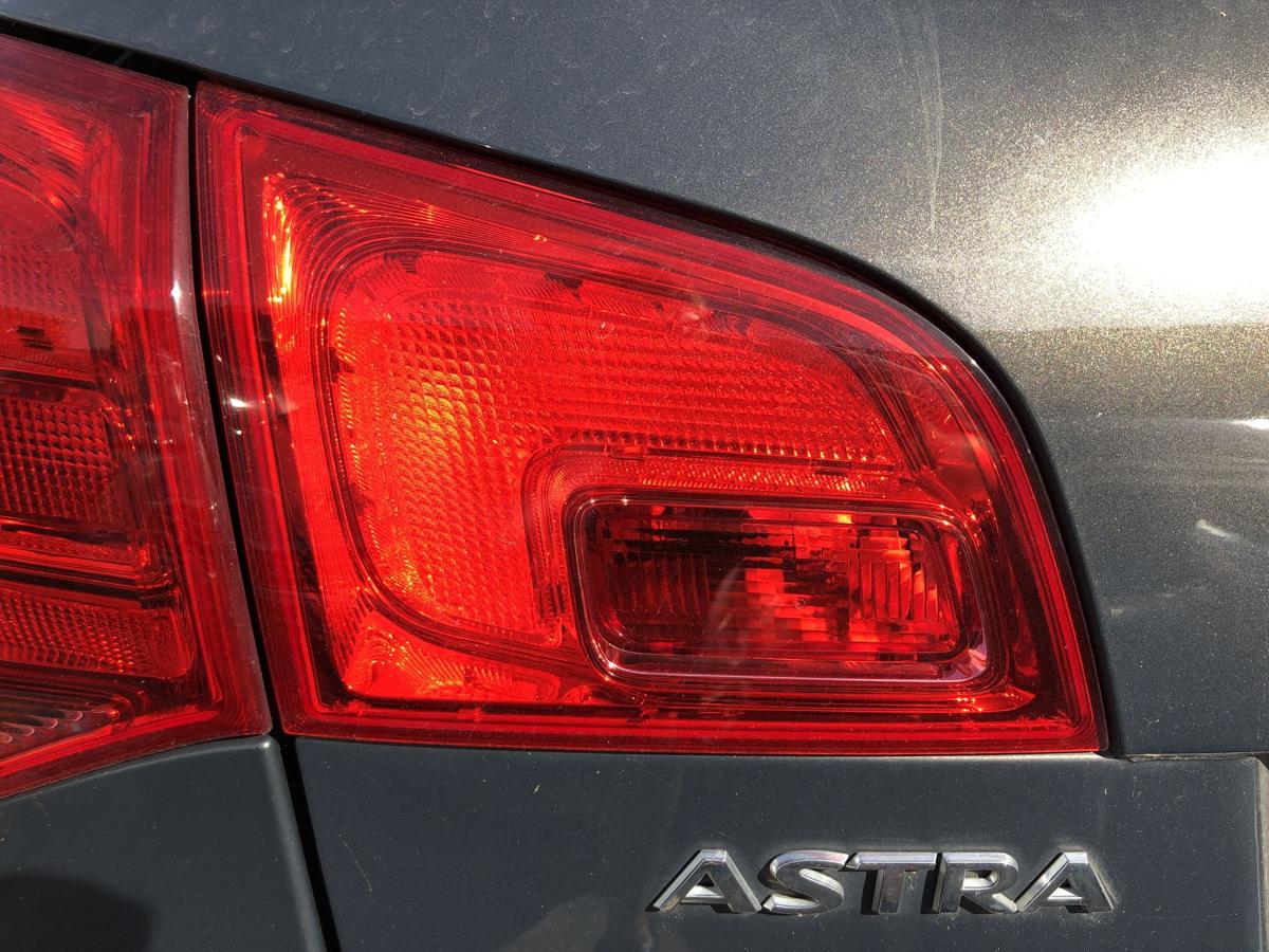 Opel Astra J Caravan R&uuml;ckleuchte innen links Heckklappenteil R&uuml;cklicht