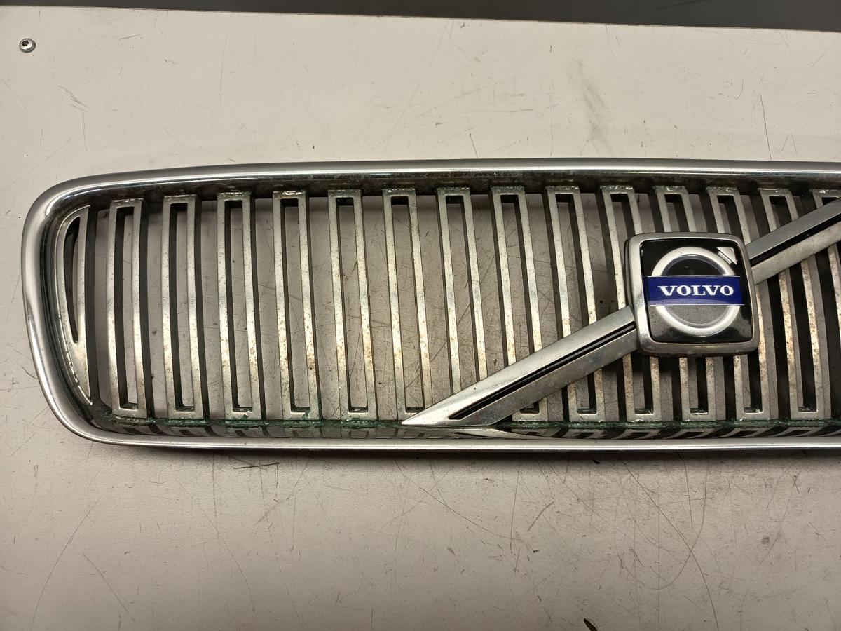 Volvo V50 original K&uuml;hlergrill Emblem vor Facelift Bj 2007