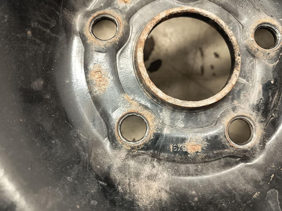 VW Passat 3C Stahlfelgen 6,5x16 ET42 mit Winterreifen DOT 4024