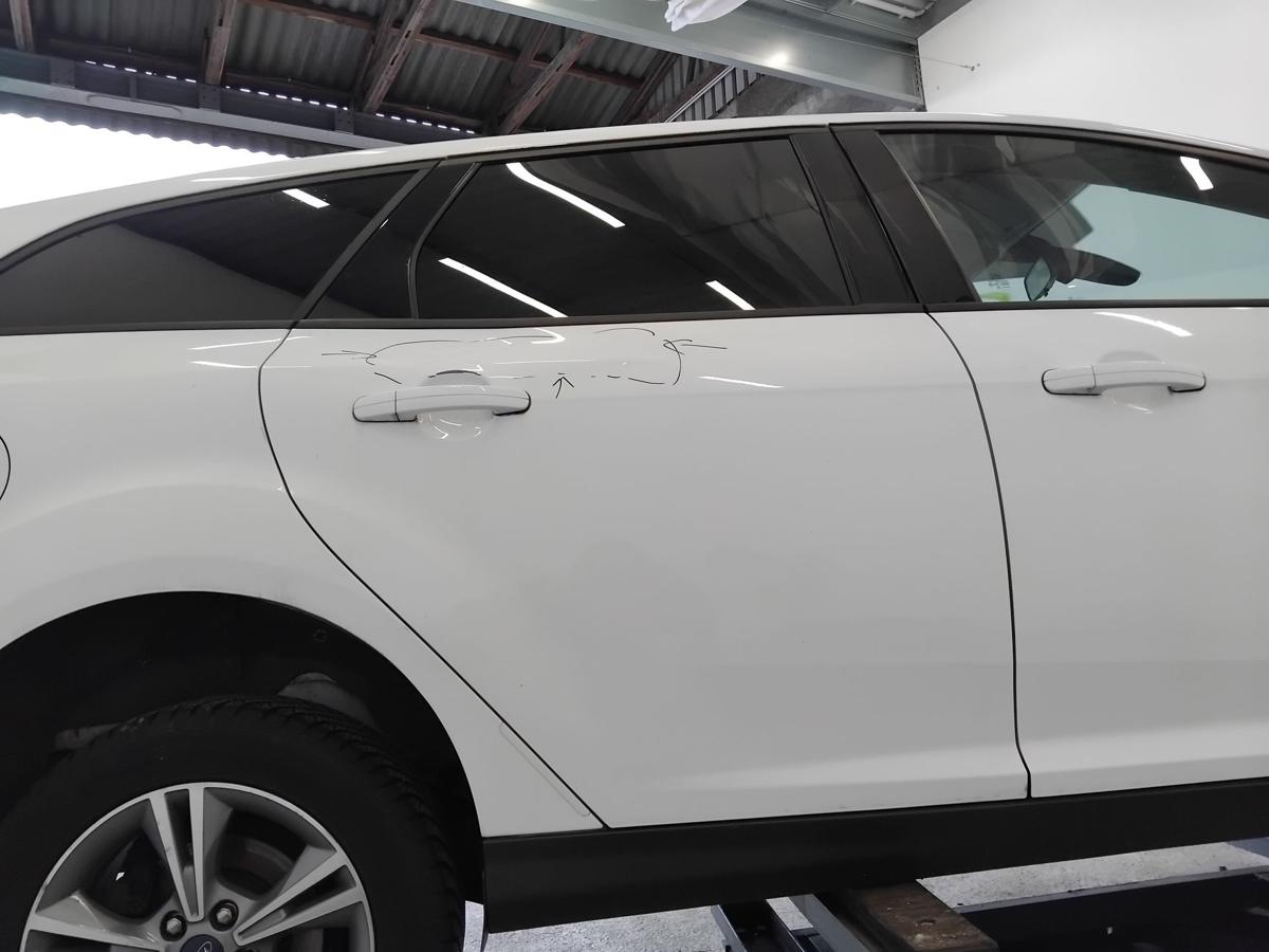 Ford Focus 3 DYB Turnier T&uuml;r hinten rechts frostweiss besch&auml;digt BJ2013