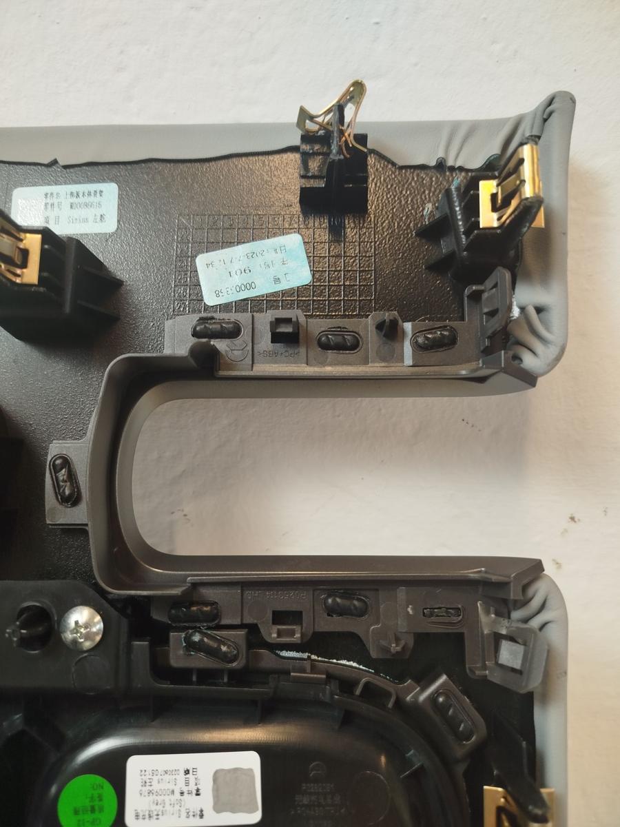 NIO EL6 Elektro SUV Becherhalter vorn mit Induktivladeschale Getr&auml;nkehalter