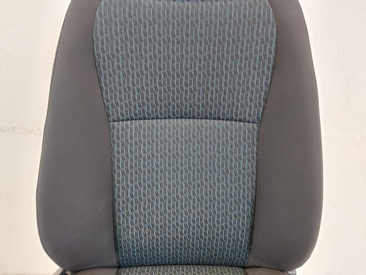 Toyota Yaris XP13 Sitz vorn rechts Beifahrersitz Stoff nur f&uuml;r 5 t&uuml;rer Autositz