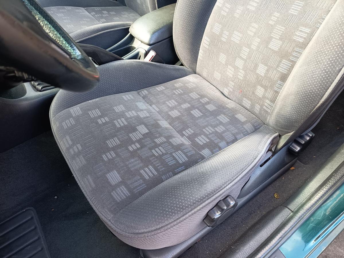 Toyota Avensis T22 original Sitz vorne links Stoff Baujahr 2001