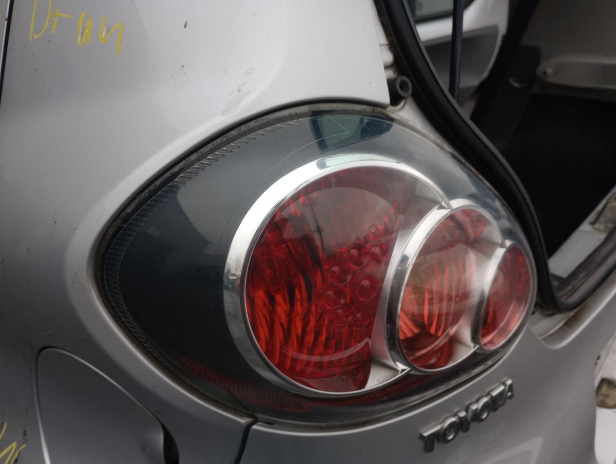 Toyota Aygo original Rückleuchte links Fahrerseite Heck Schluss Licht Bj 2009