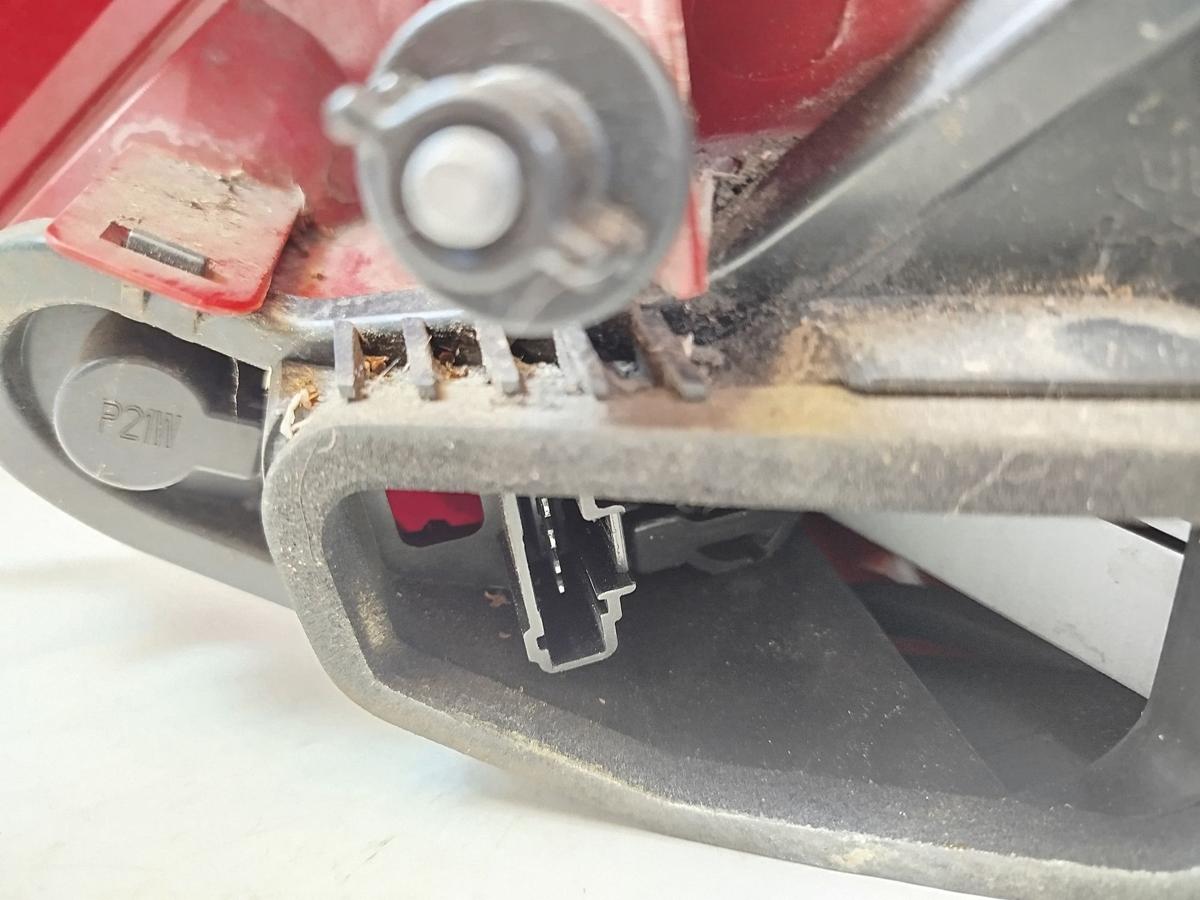 Peugeot 207 WA WC R&uuml;ckleuchte links R&uuml;cklicht Heckleuchte 3 / 5 t&uuml;rer OE bis09