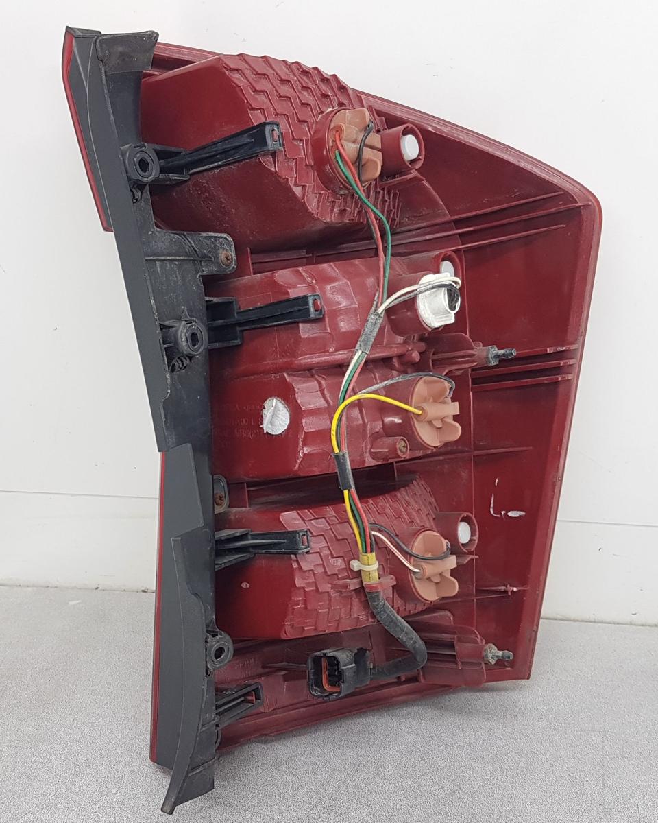Kia Carens III R&uuml;ckleuchte R&uuml;cklicht links in rot weiss Bj2007