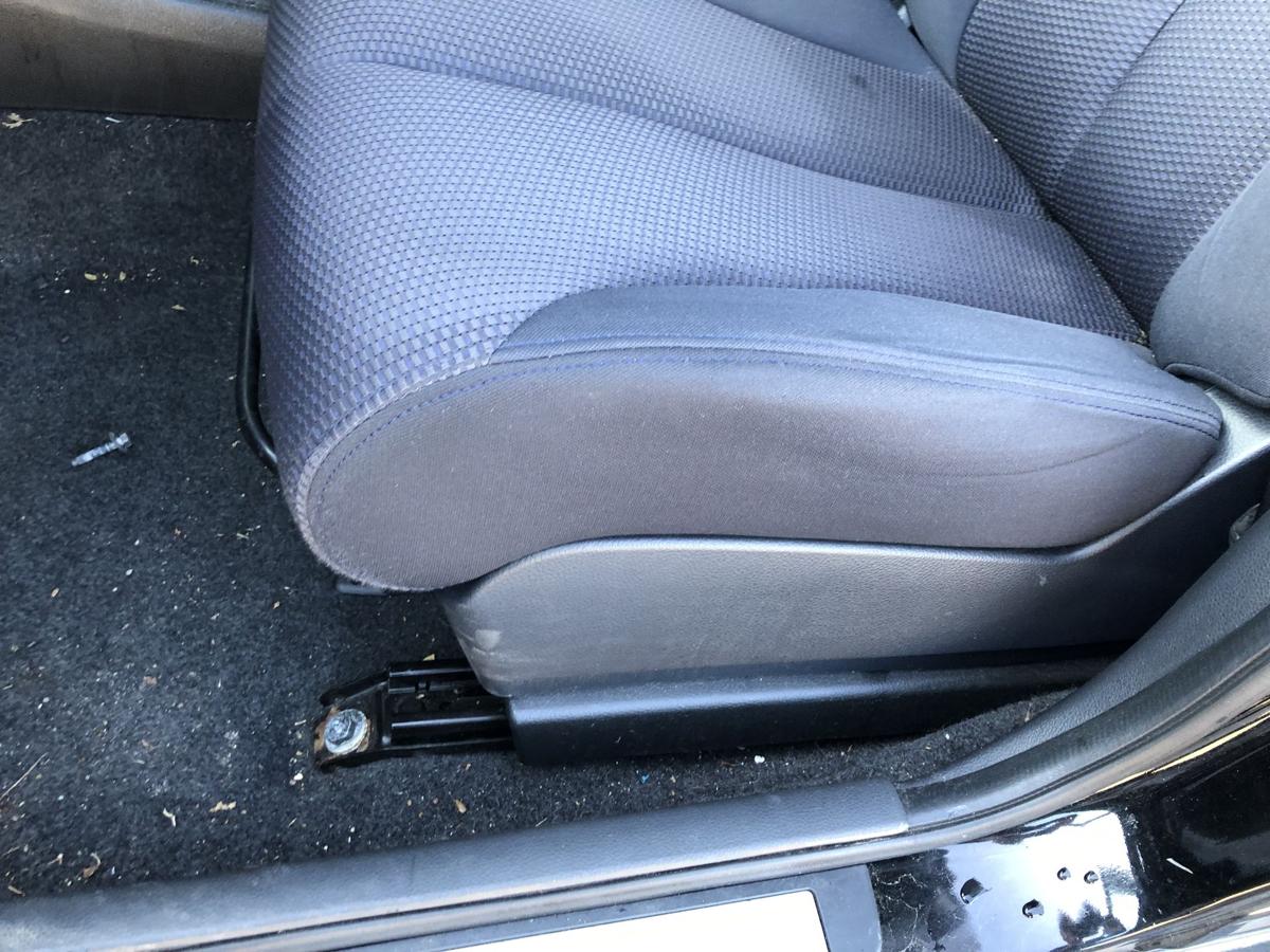 Nissan Tiida C11 Sitz vorn links Fahrersitz Stoff ohne Heizung Autositz