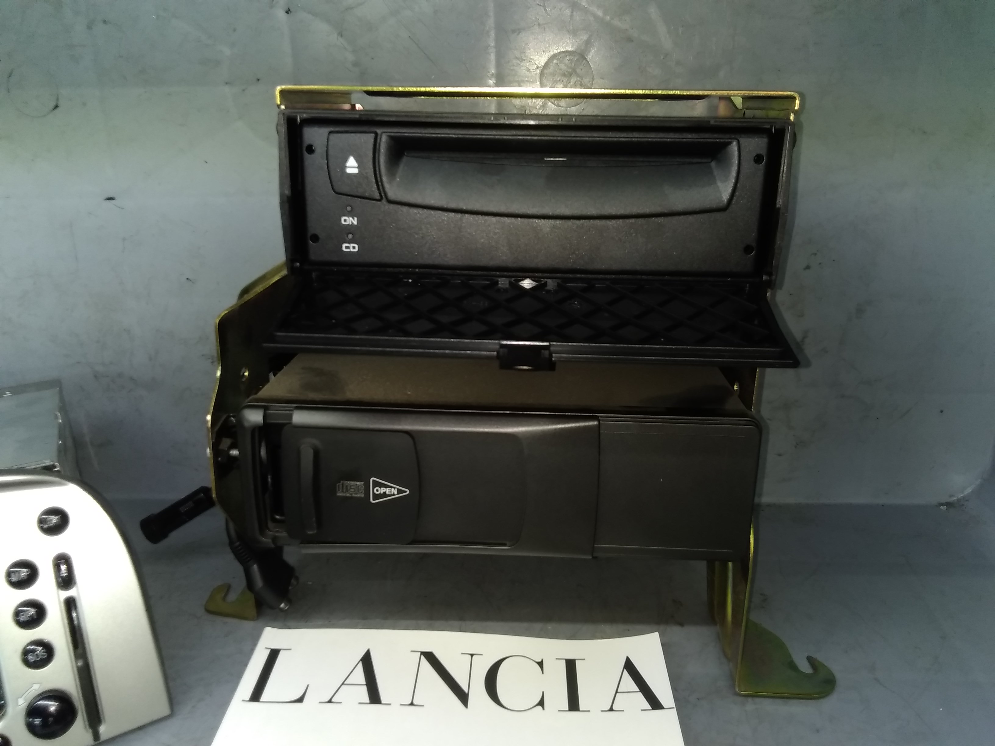 Lancia Lybra orig Navigationssystem mit CD-Wechsler Codekarte Bj 05
