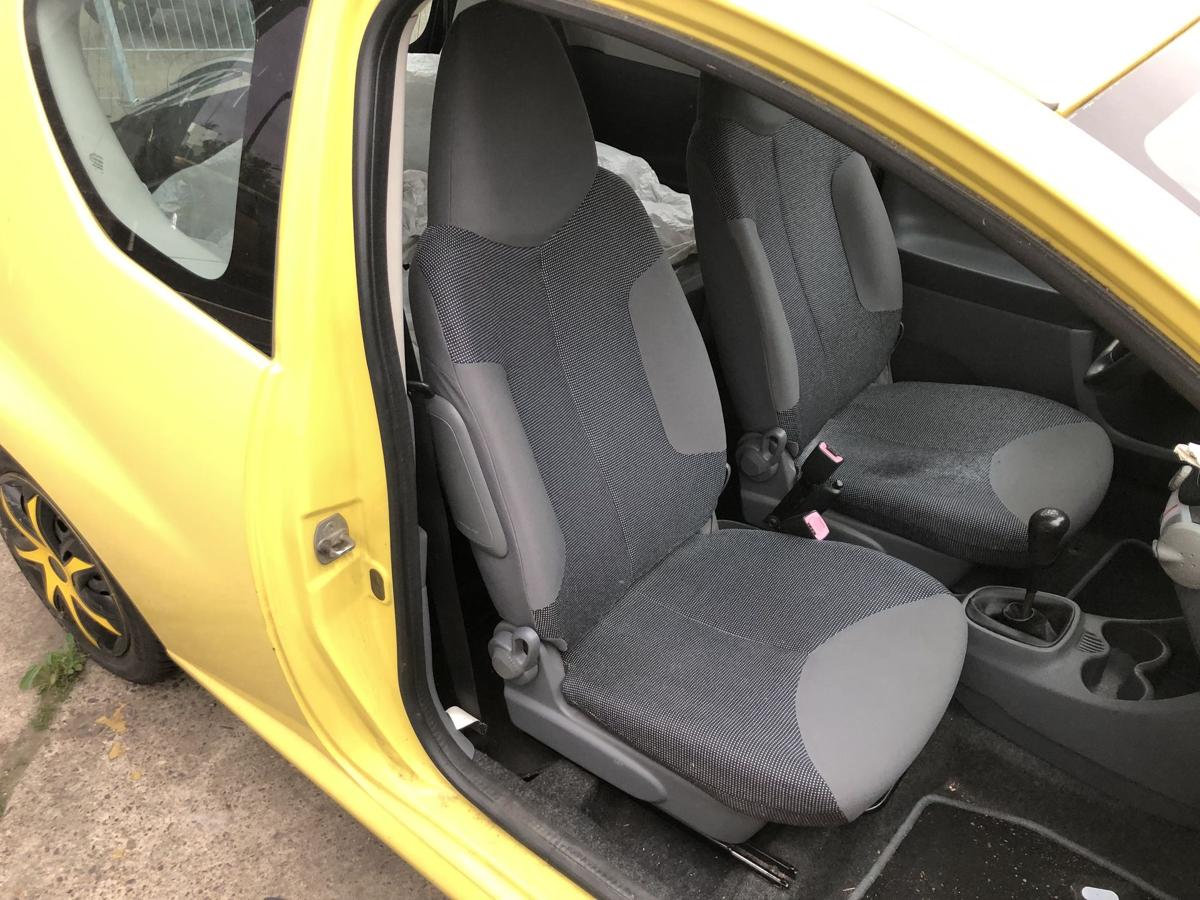 Peugeot 107 Typ P Sitz vorn rechts Beifahrersitz Stoff Autositz ohne Heizung