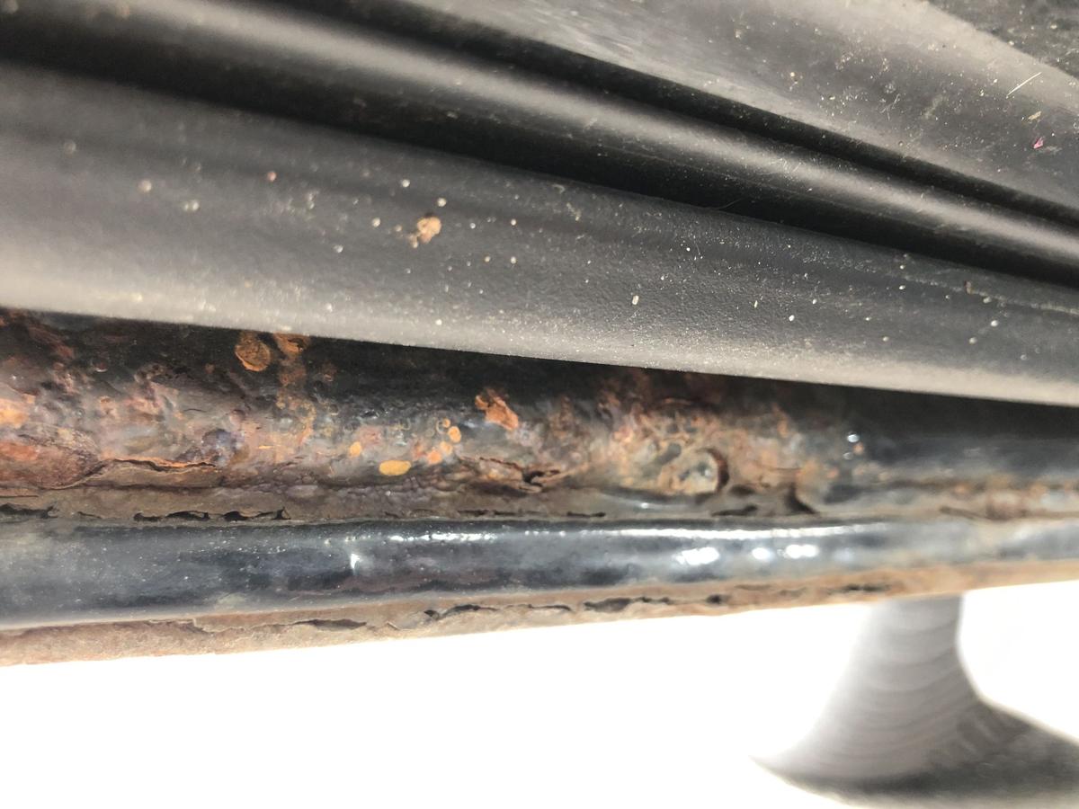 BMW 3er E90 E91 Tür vorn links Fahrertür Rohbau Unterkante Rost schwarz II 668