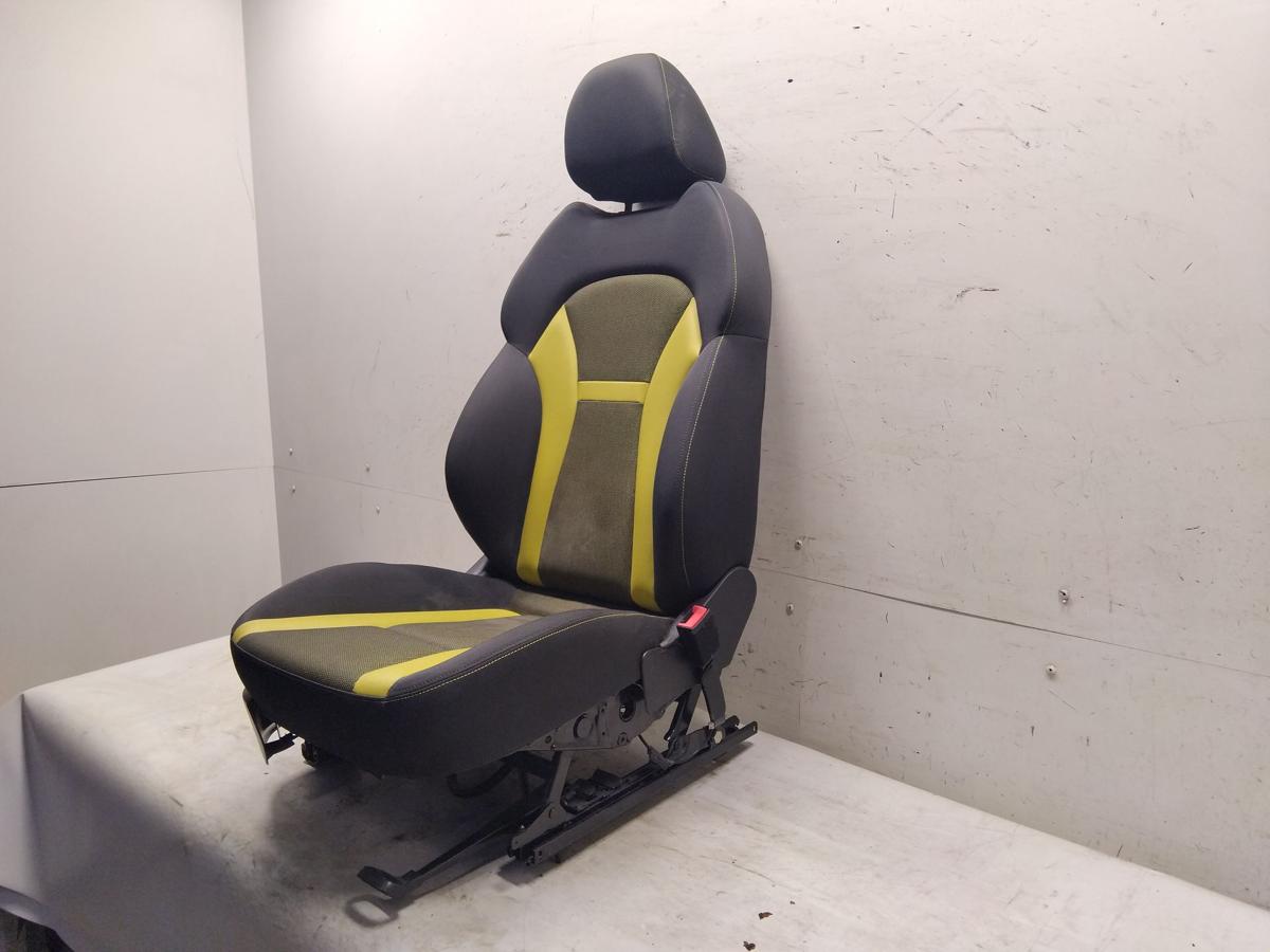 Audi A1 8X orig. Sitz vorn rechts Beifahrersitz 3t&uuml;rig Stoff schwarz/gelb BJ2010