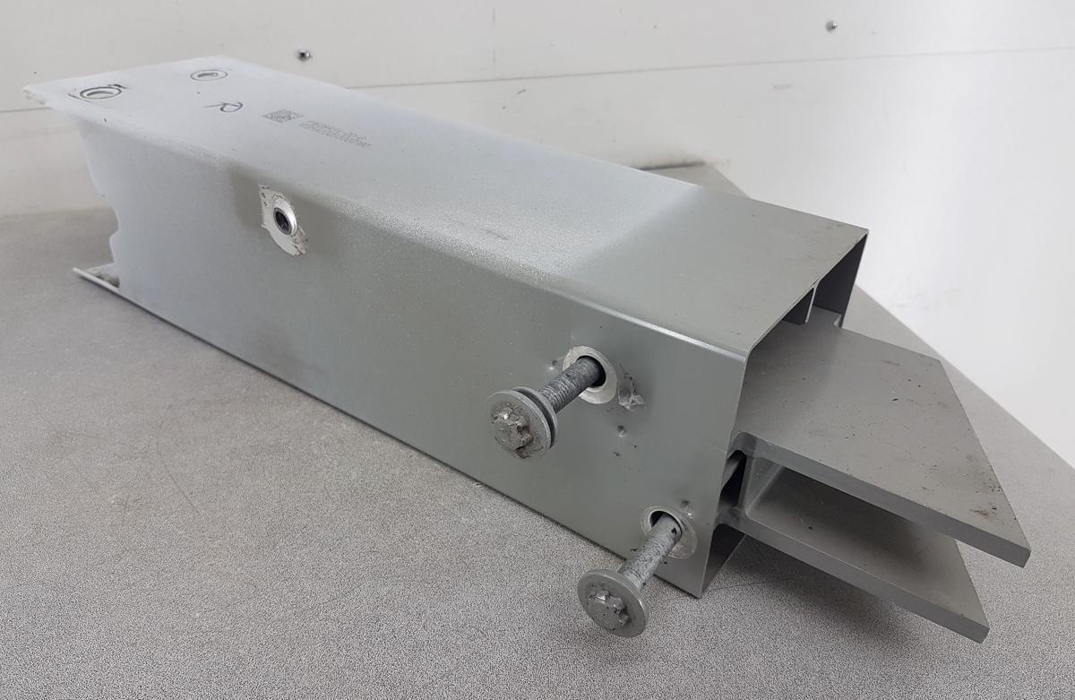 Tesla Model Y Pralld&auml;mpfer vorn links Bj2022 1608453-00-B L&auml;ngstr&auml;ger vorn links