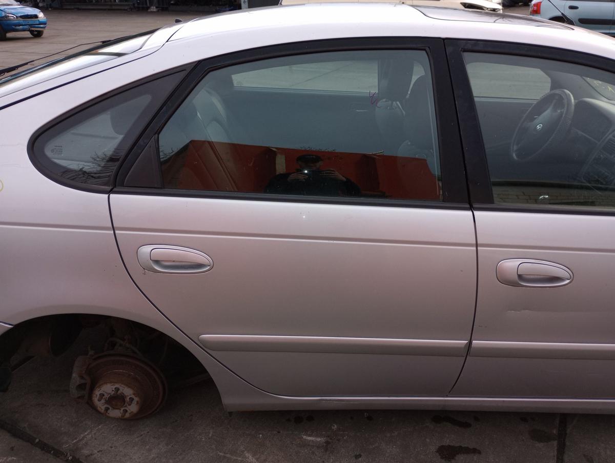 Toyota Avensis T22 Liftback orig Tür hinten rechts 199 Brilliantsilber met Bj 02