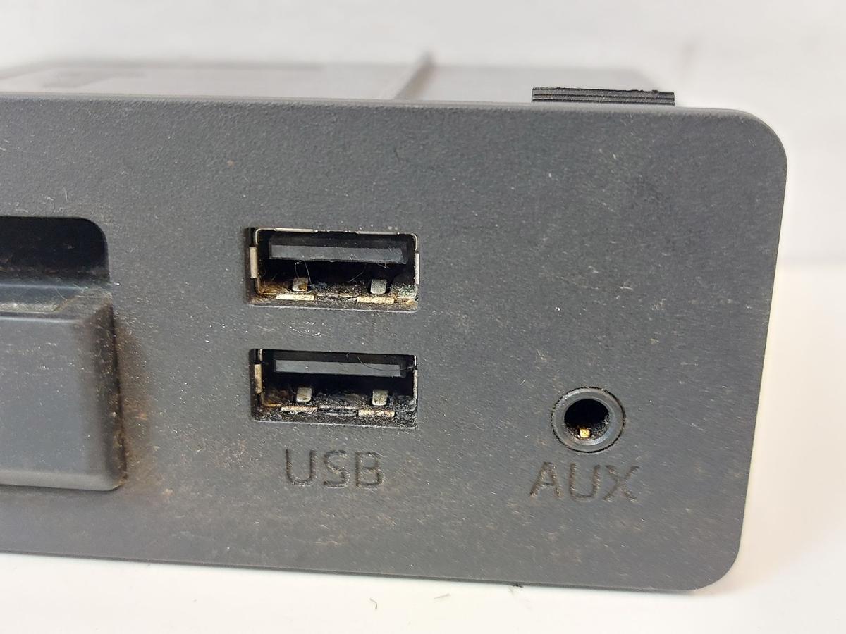 Mazda 2 Typ DJ Leser Leseger&auml;t Anschluss USB und SD Karte OEM