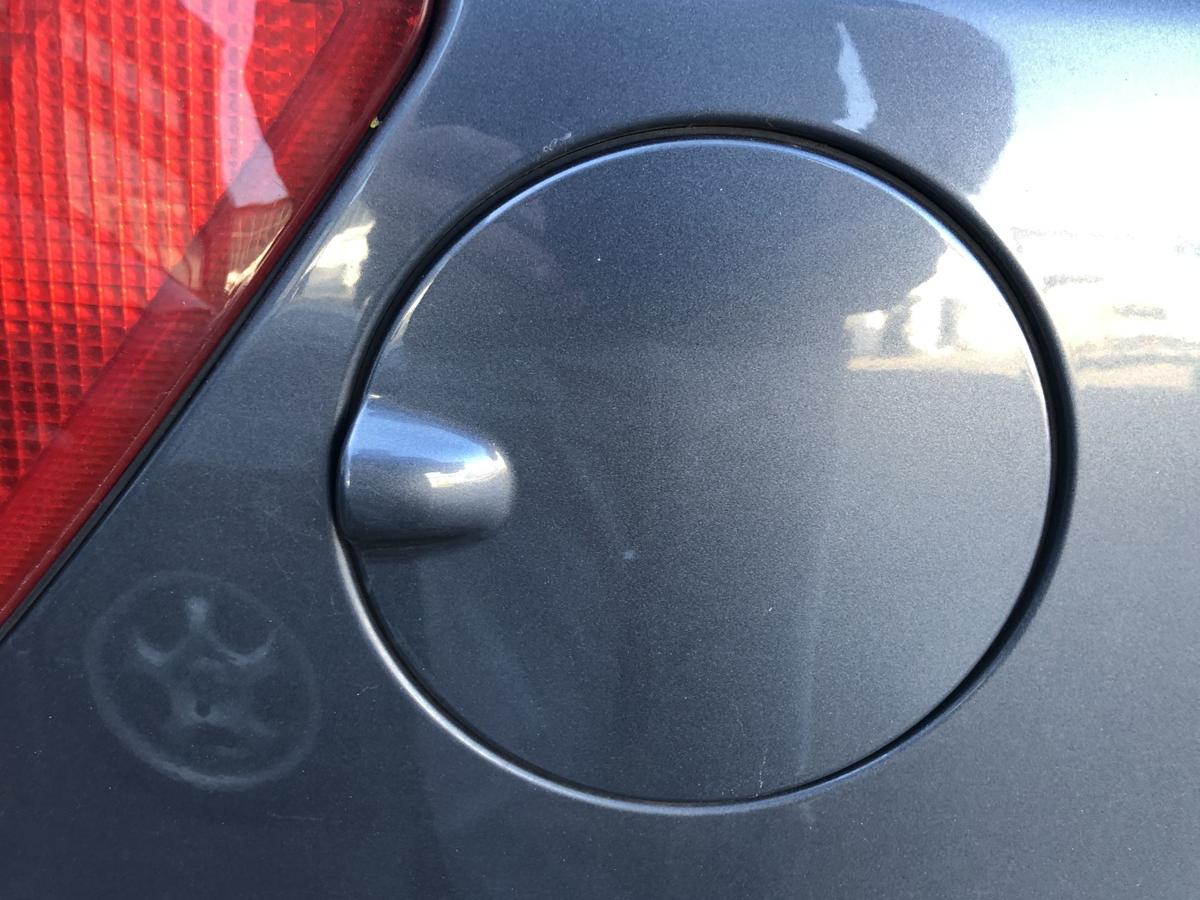 Skoda Fabia 5J Tankklappe Tankdeckel Tankverschluss LF8J Antracit Grey