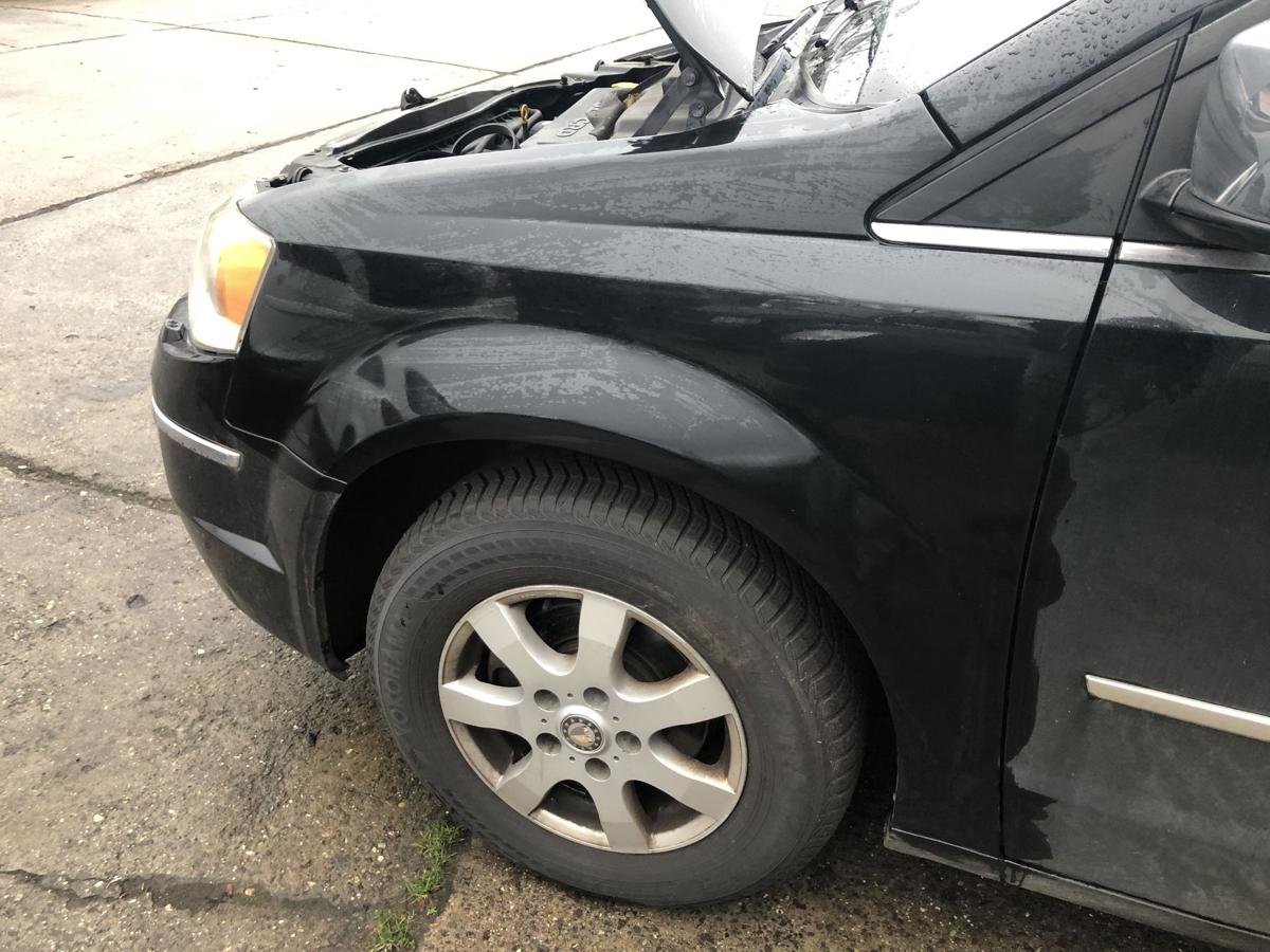 Chrysler Grand Voyager RT Kotflügel vorn links Fahrerseite QXR schwarz