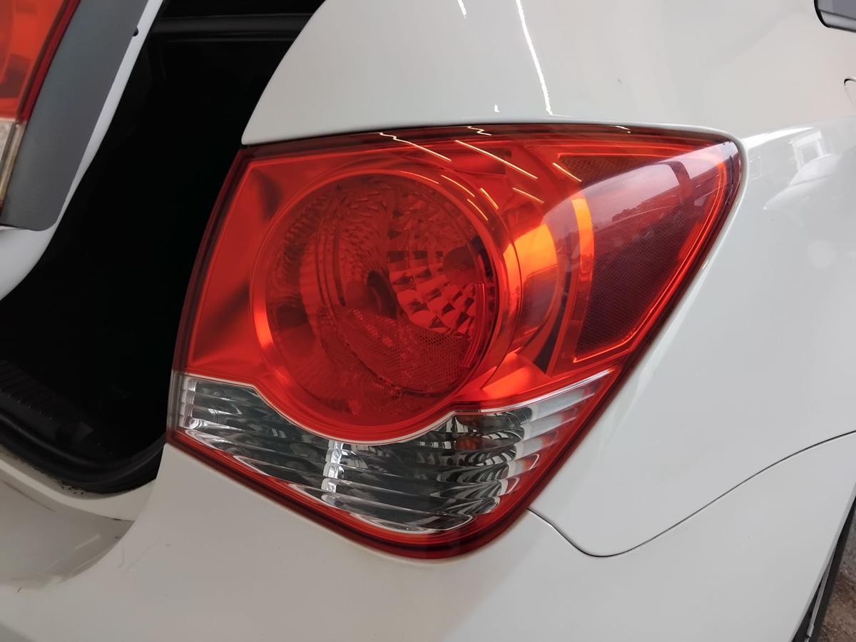 Chevrolet Cruze J300 orig R&uuml;ckleuchte Schlussleuchte rechts au&szlig;en Limo BJ2011