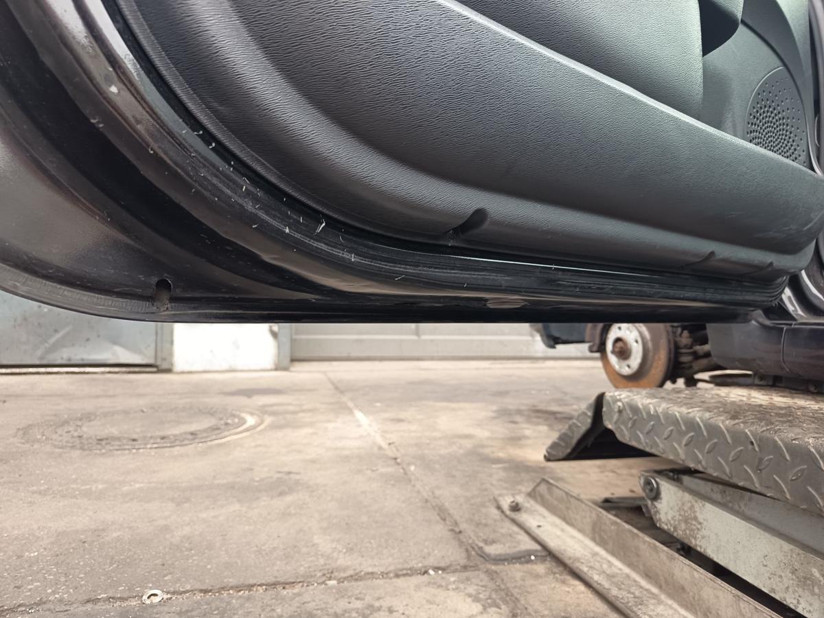 Renault Twingo II original T&uuml;r vorn links Fahrer Rohbau 676 Perlmuttschwarz