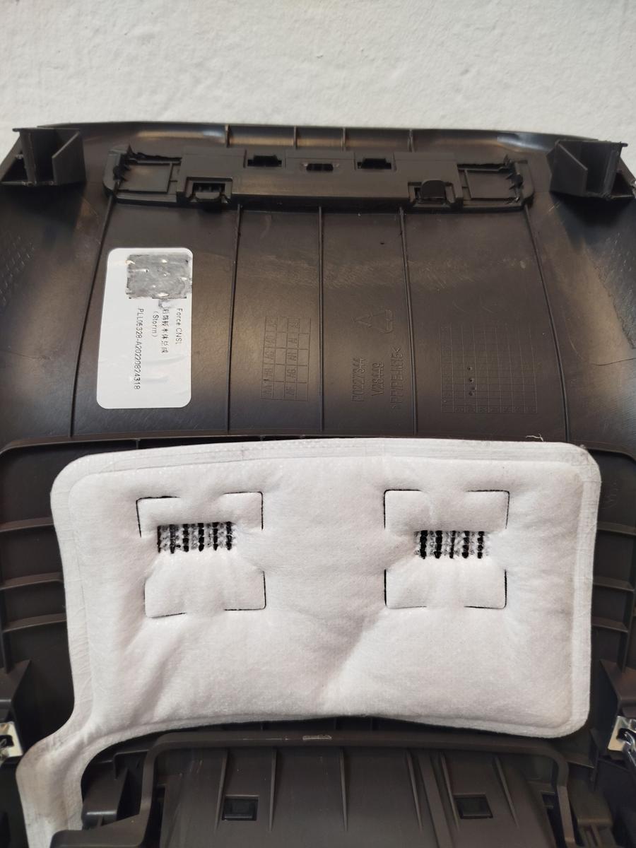 NIO ET7 Elektro Innenverkleidung Mitteltunnel MIttelkonsole hinten mit USB-C