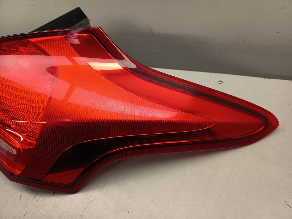 Ford Focus III Limo orig R&uuml;ckleuchte rechts LED Facelift Bj 2015