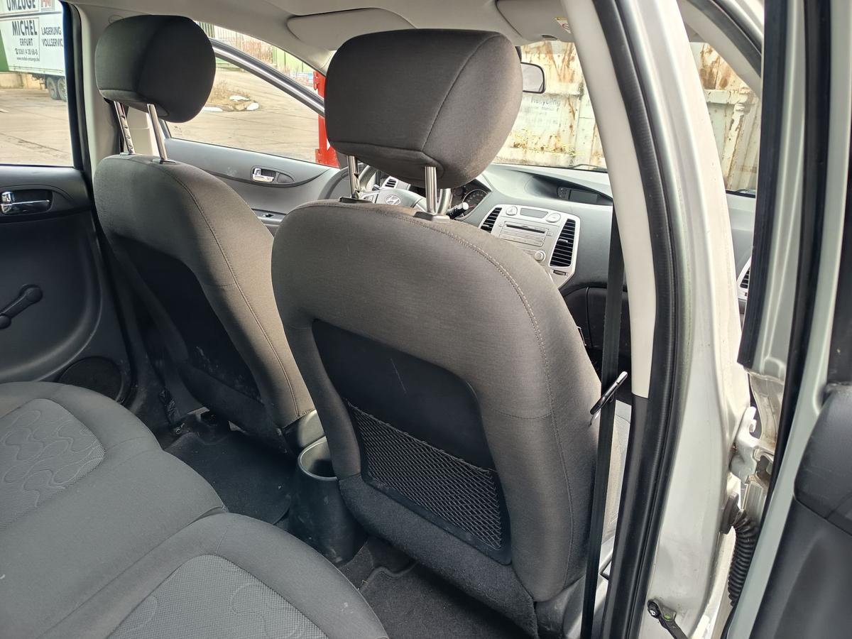 Hyundai i20 original Sitz vorn rechts Beifahrer Stoff anthrazit grau Bj 2012