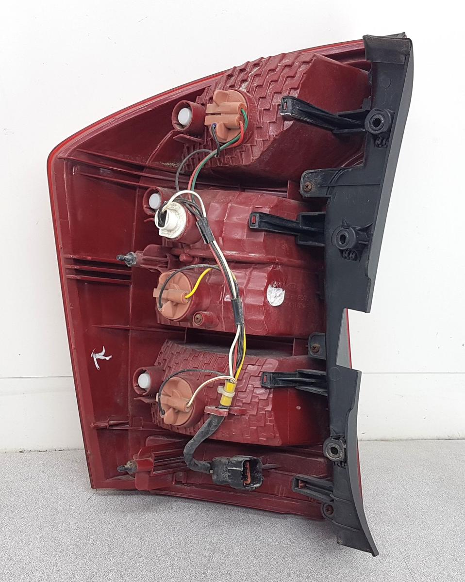 Kia Carens III R&uuml;ckleuchte R&uuml;cklicht rechts in rot weiss Bj2007