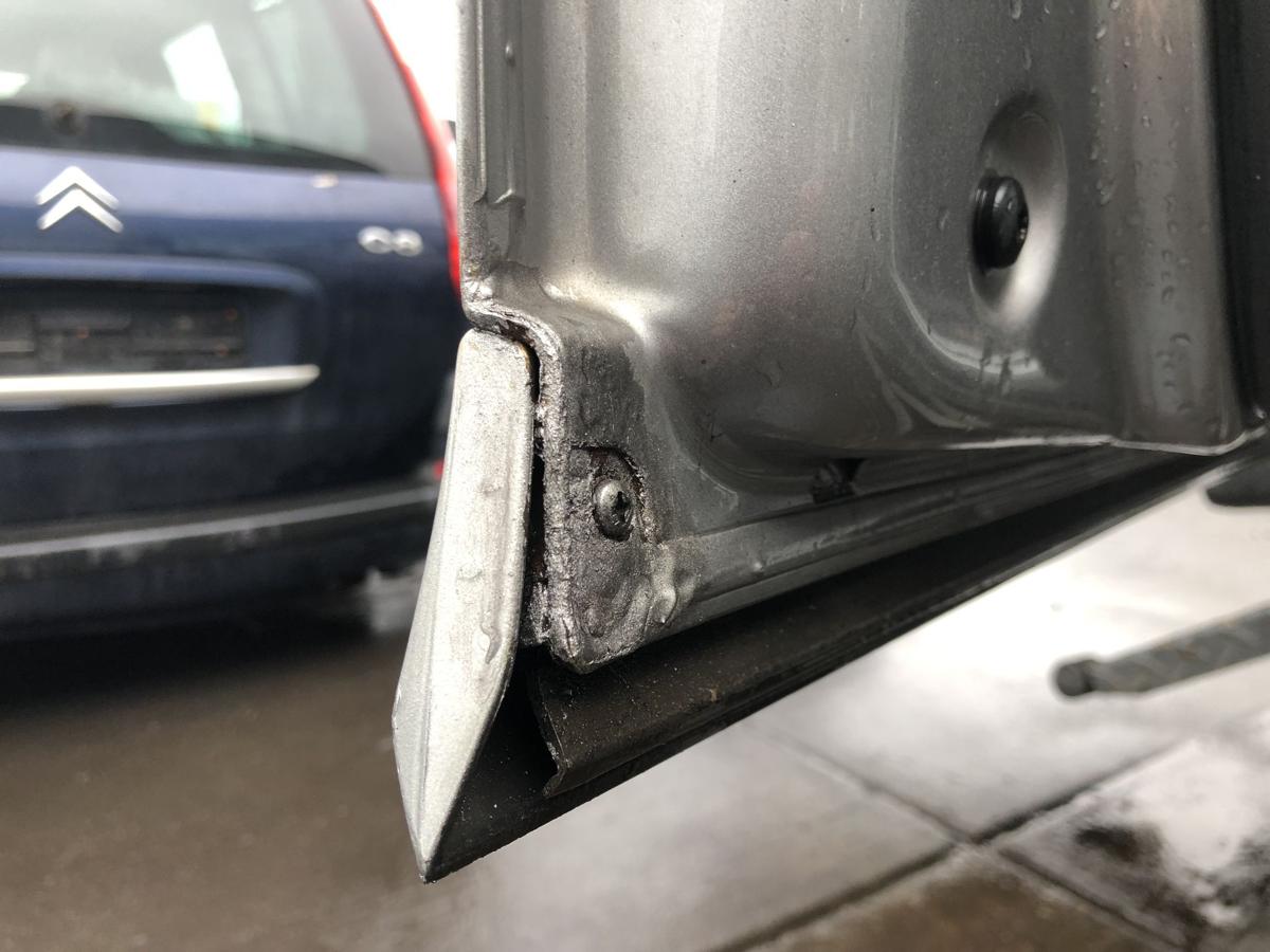 Audi A4 8E original Tür vorn links Fahrer Y7Q Atlasgrau Bj 2002
