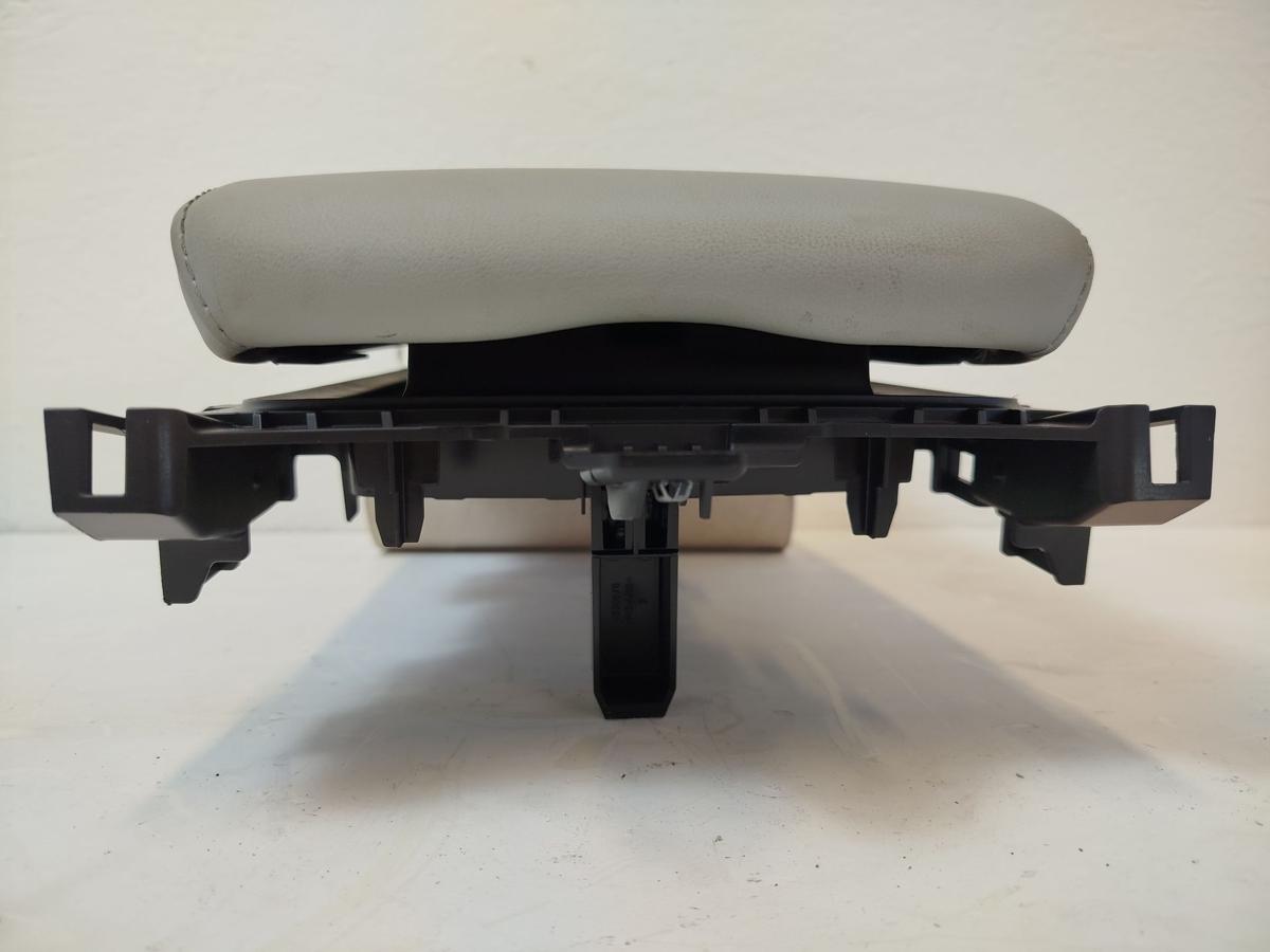 NIO EL6 Elektro SUV Deckel Mittelarmlehne vorn Kunstleder hellgrau