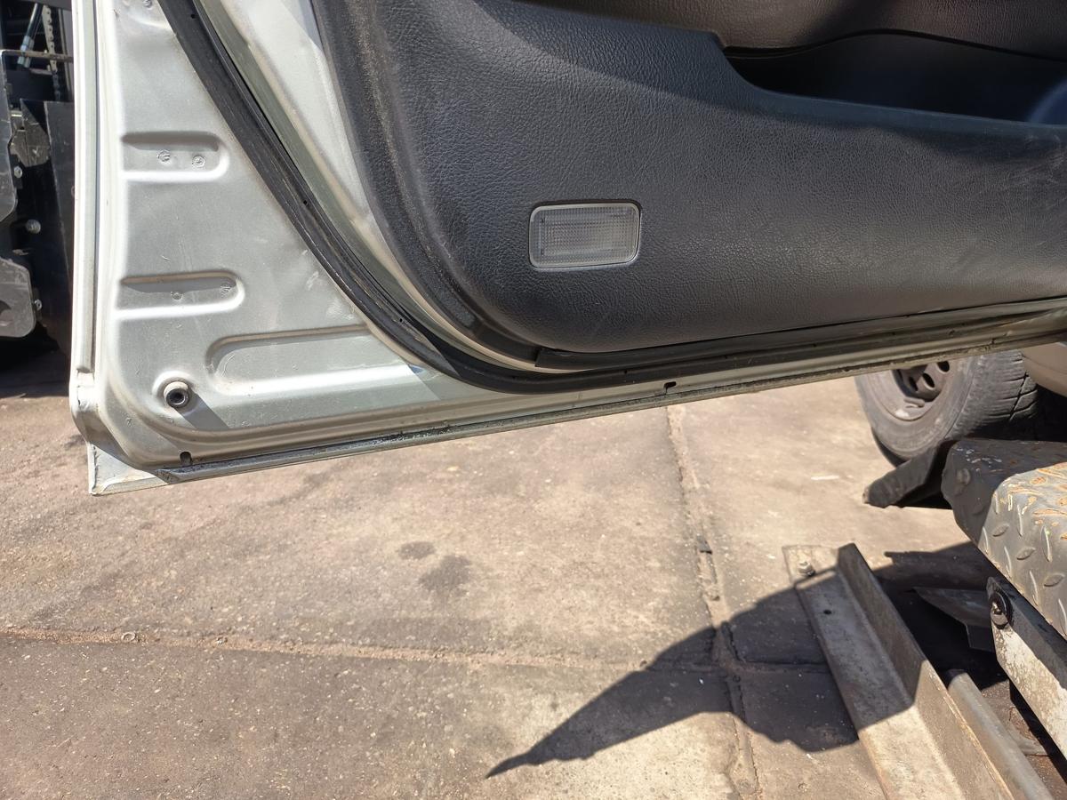 Toyota Avensis T25 original T&uuml;r vorn links Fahrer 1C0 Polarsilber Bj 2005
