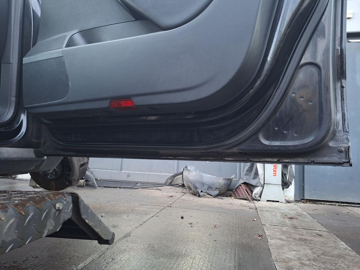 VW Passat 3C Variant original T&uuml;r vorn rechts 041 brillantschwarz mit Kratzer