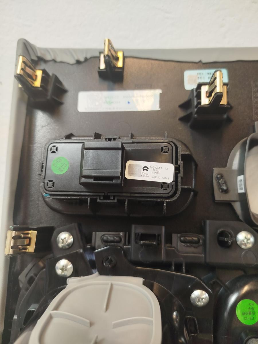 NIO EL6 Elektro SUV Becherhalter vorn mit Induktivladeschale Getr&auml;nkehalter