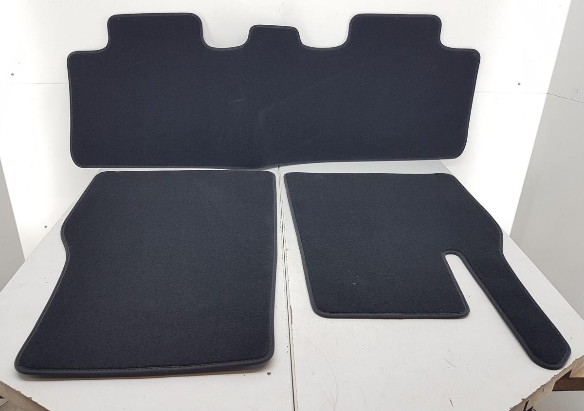 Tesla Model Y original Fu&szlig;mattensatz Textil Teppich Bj2025 NEUWERTIG