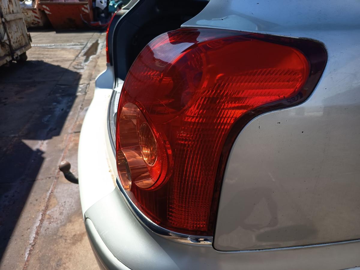 Toyota Avensis T25 Kombi original R&uuml;ckleuchte rechts Heck Schluss Licht Bj 2005