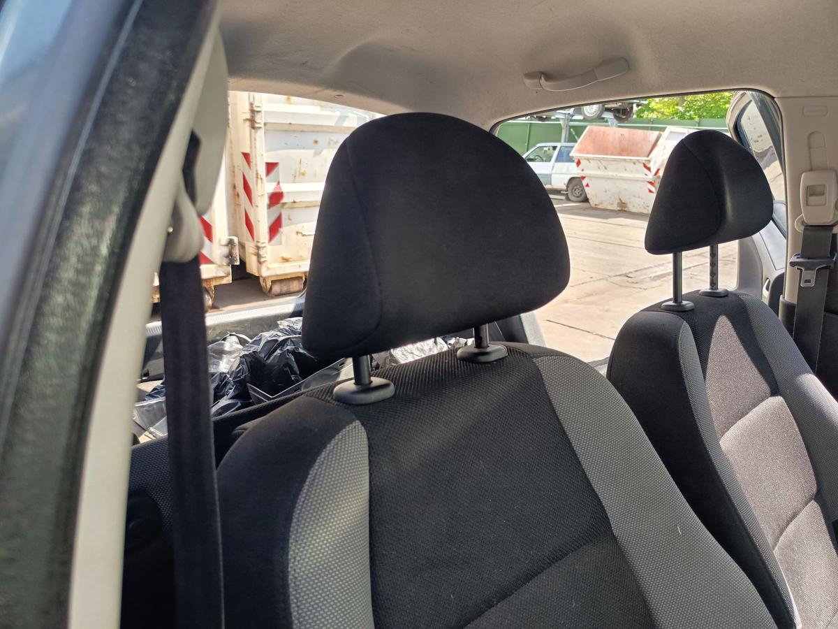 Peugeot 207 original Sitz vorn rechts Beifahrer Stoff 5t&uuml;rer grau/schwarz Bj2009