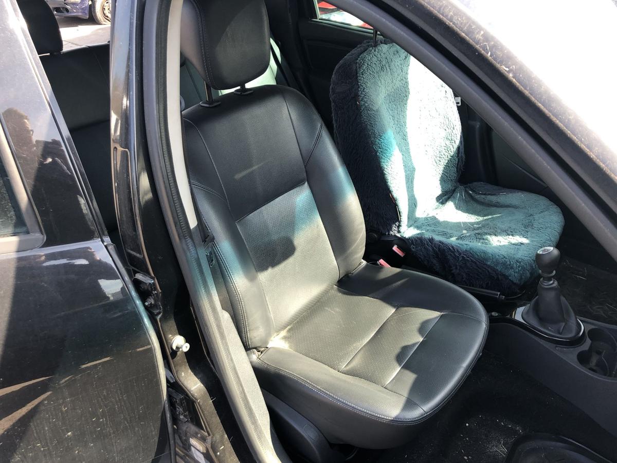 Dacia Duster 1 Typ HS Sitz vorn rechts Beifahrersitz Leder Kunstleder o Heizung