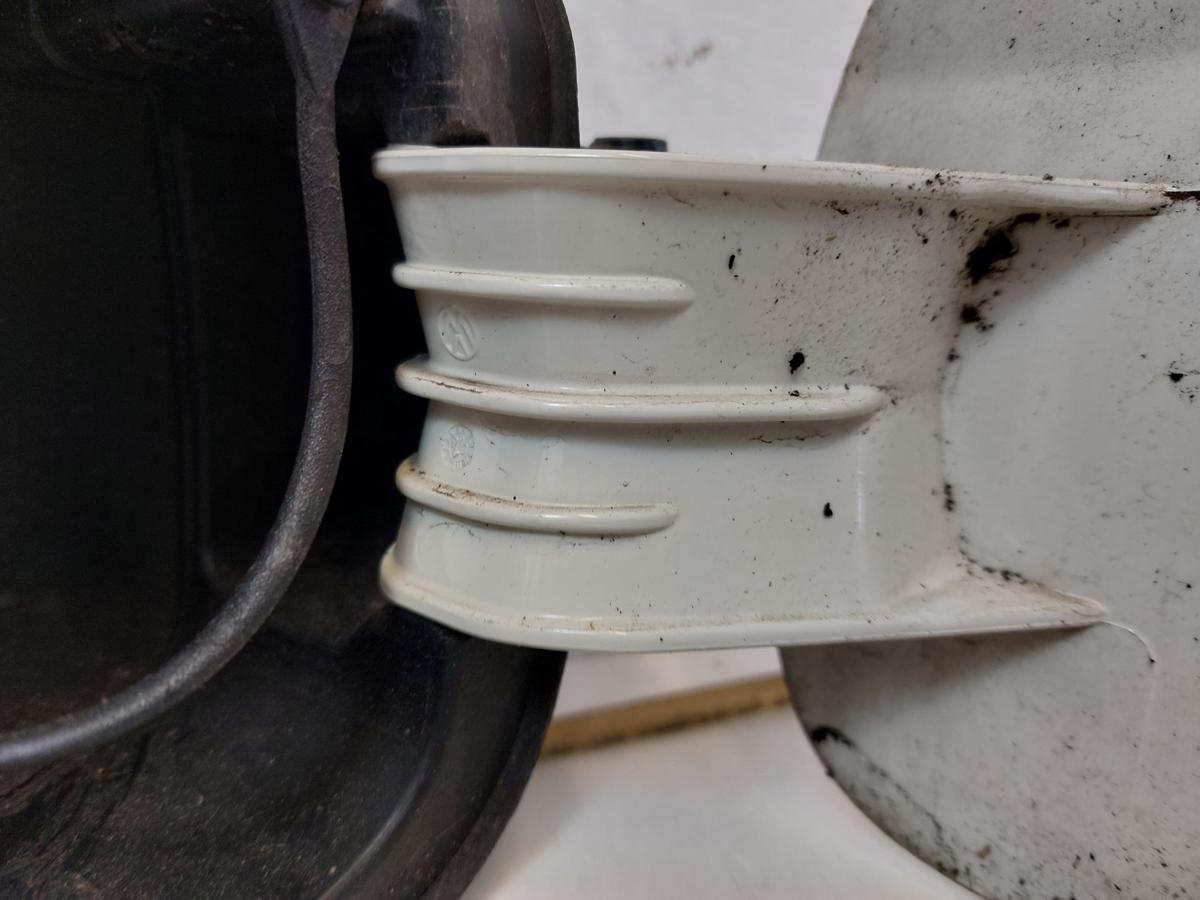 VW Golf 5 Variant 1KM Tankklappe Tankdeckel Tankverschluss LR9A Campanellweiss