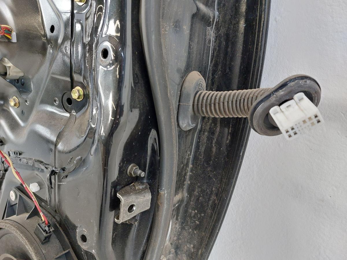 Toyota Avensis T25 Kombi Tür Autotür Rohbautür hinten links 209 Mysticschwarz