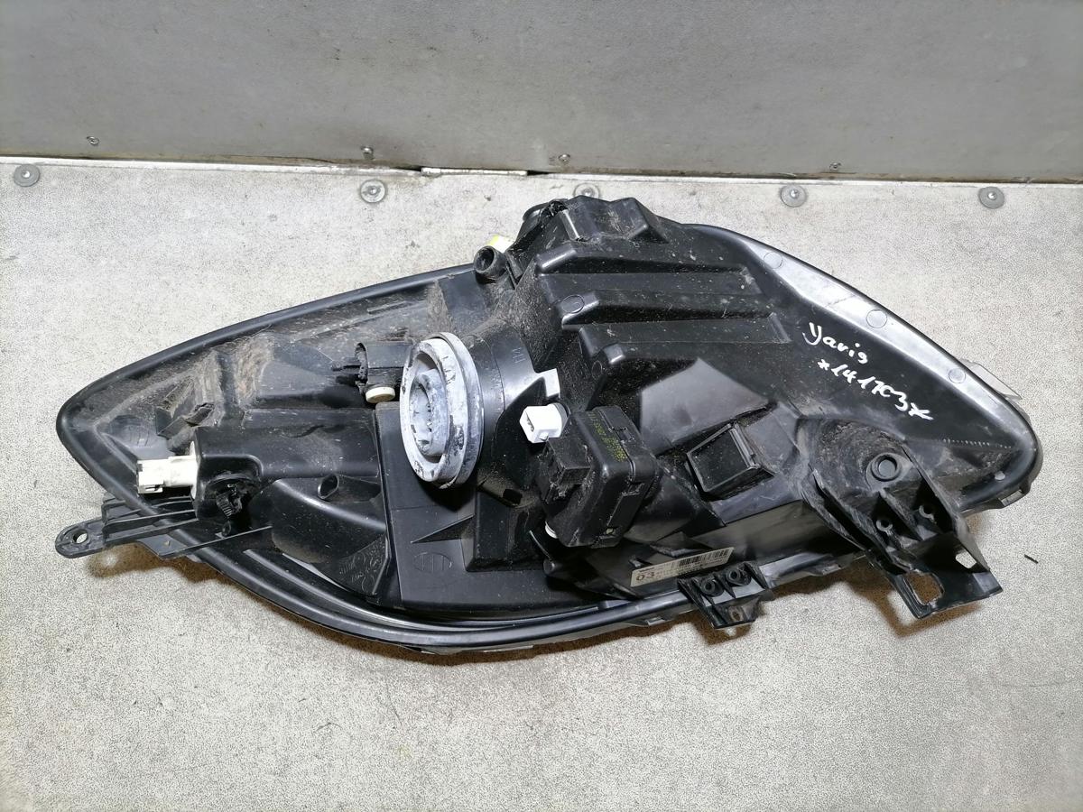 Toyota Yaris XP9 Scheinwerfer links Halogen BJ08, eine Halterung leicht beschädigt 811100D120