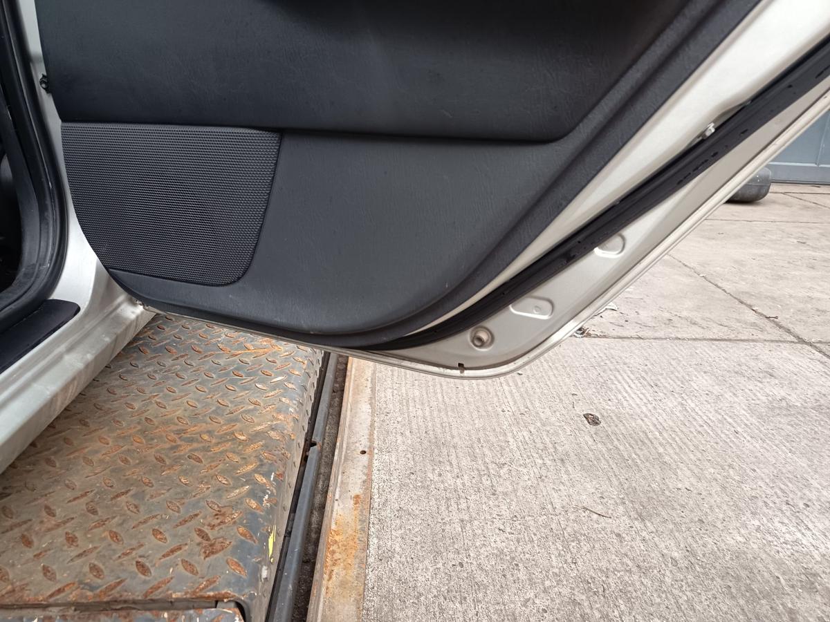 Toyota Corolla E12 original T&uuml;r hinten rechts 1C0 Silber Baujahr 2006