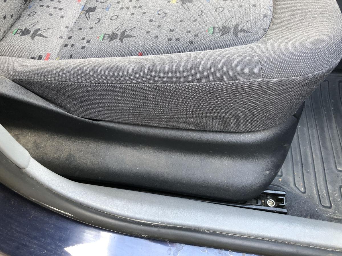 Skoda Fabia 6Y Sitz vorn rechts Beifahrersitz Stoff mit Muster Autositz grau