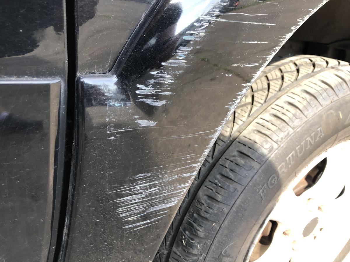 Mazda Tribute EP ab04 Kotflügel vorn rechts Beifahrer Radlauf starke Kratzer