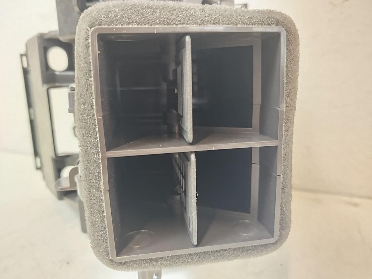 NIO ET7 Elektro Lufd&uuml;sen Luftdusche L&uuml;ftung Bel&uuml;ftung hinten mittig