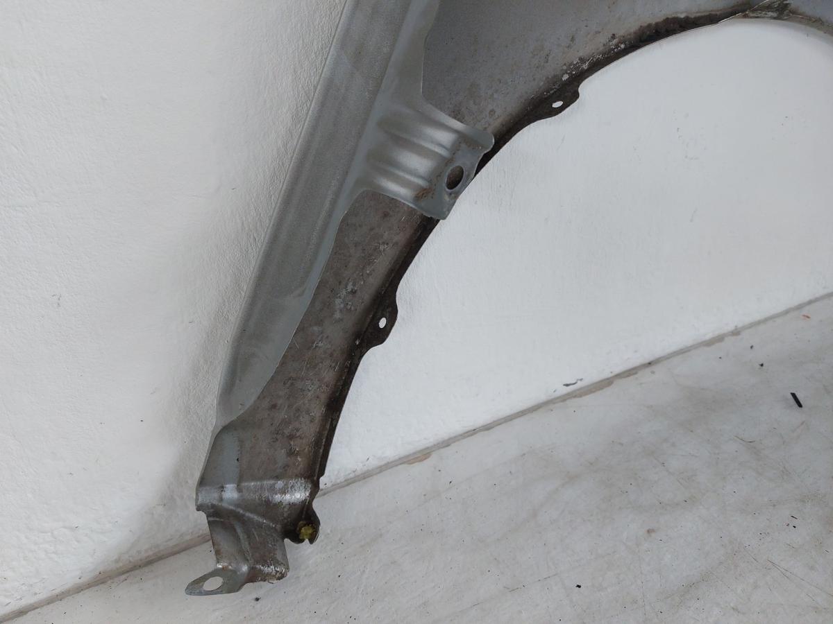 Toyota Avensis T25 Kotflügel Fender Seitenwand vorn links 1C0 Radiant Silver Met