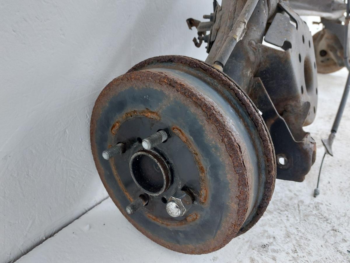 Toyota Yaris XP13 Hinterachse Achse hinten Achsk&ouml;rper mit Trommelbremse und ABS